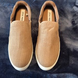Steve Madden nude slip on sneaker.
